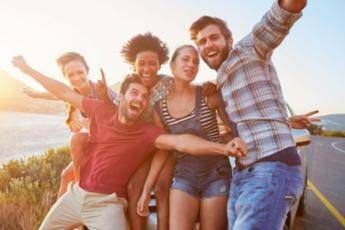 Gli amici battono la famiglia, rendono più felici e fanno bene alla salute Gli amici battono la famiglia, rendono più felici e fanno bene alla salute